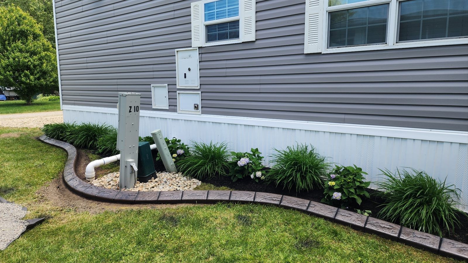 Decorative curbing along a foundation bed